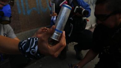 Photo of Carabineros por eventual uso de lacrimógenas vencidas y sus efectos: «Es como tomarse un yogurt cinco días después»